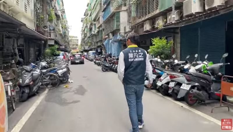 葉元之自己的直播畫面中,呈現出一人拜票的奇景。(圖/翻攝自葉元之原汁原味YouTube)