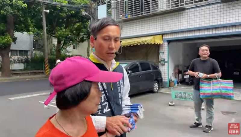葉元之對一名路過阿姨說「台灣未來就靠你們了」。(圖/翻攝自葉元之原汁原味YouTube)