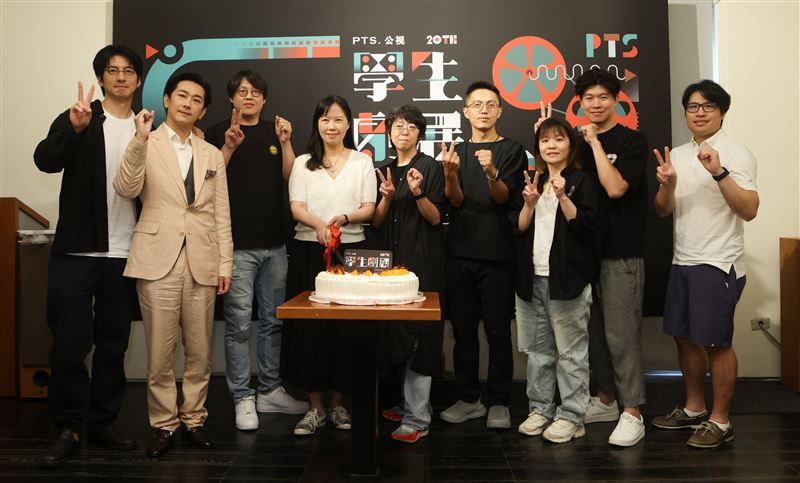 學生劇展20年記者會,左起傅孟柏、施名帥、曾英庭、公視總經理徐秋華、於蓓華、導演林君陽、林冠慧、陳和榆、陳鈺杰。(圖/公視提供)