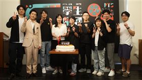 學生劇展20年，左起傅孟柏、施名帥、曾英庭、公視總經理徐秋華、於蓓華、導演林君陽、林冠慧、陳和榆、陳鈺杰。（圖／公視提供）
