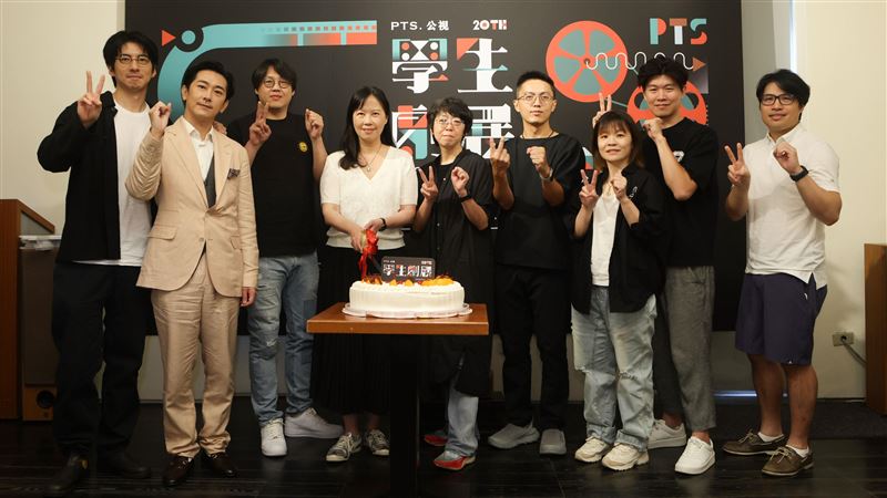 公視學生劇展20年，左起傅孟柏、施名帥、曾英庭、公視總經理徐秋華、於蓓華、導演林君陽、林冠慧、陳和榆、陳鈺杰。（圖／公視提供）