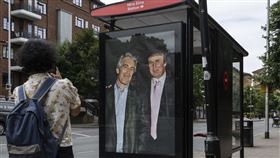 ▲美國駐倫敦大使館附近被張貼了一張美國總統川普年輕時與艾普斯坦的照片。（圖／美聯社／達志影像）