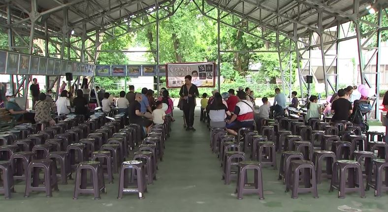 葉元之請來馬戲表演,此為下午2點40時的畫面。(圖/翻攝畫面)