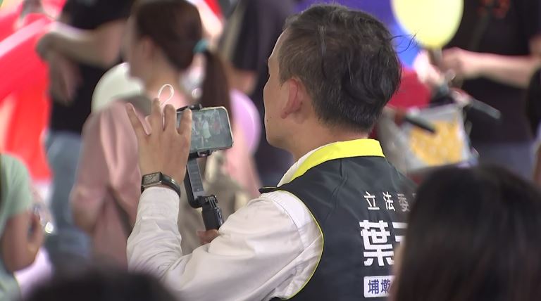 結束掃街行程後,葉元之在台下拍攝表演。(圖/翻攝畫面)