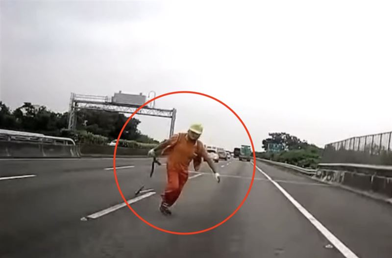 陳男進入車道撿拾掉落物遭遊覽車撞上。(圖/翻攝自彰化踢爆網)
