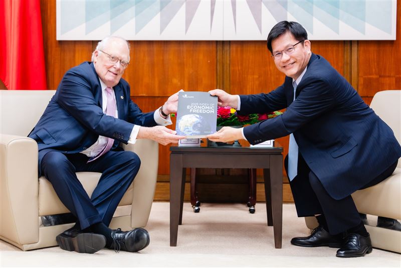 今年三月美國智庫傳統基金會創辦人佛訥(Dr. Edwin Feulner)(左)訪台,林佳龍接待。(圖/翻攝自林佳龍臉書)