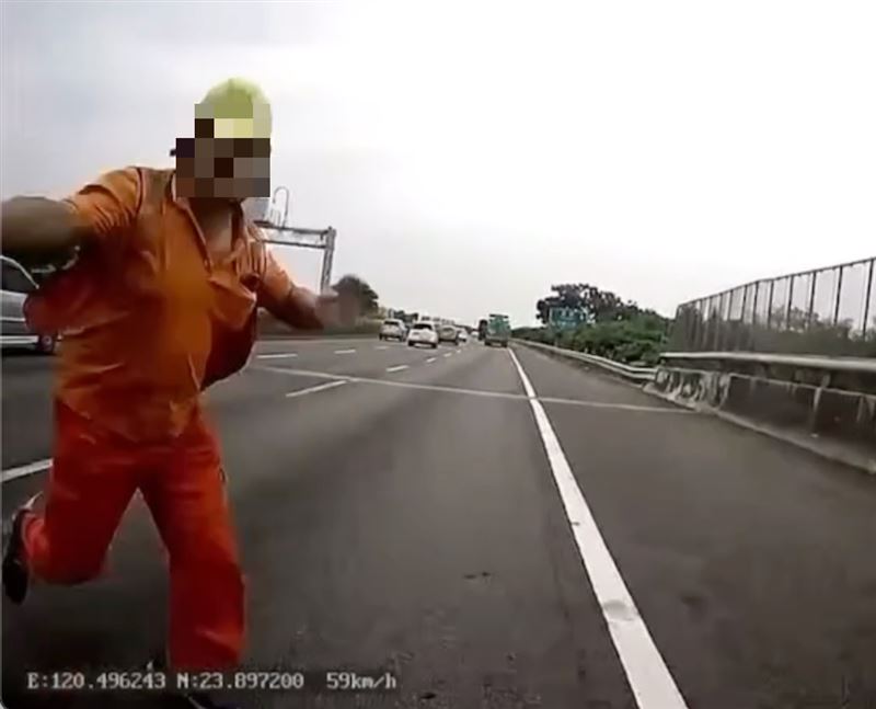 陳男進入車道撿拾掉落物,遭遊覽車撞上倒地不起。(圖/翻攝自彰化踢爆網)