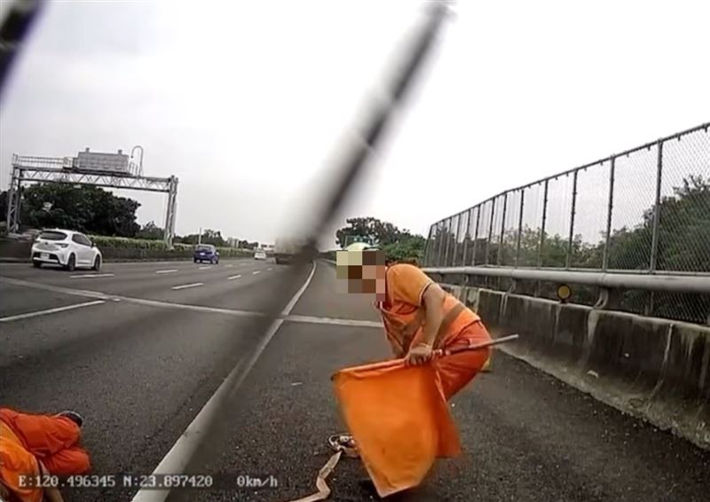 陳男進入車道撿拾掉落物,遭遊覽車撞上倒地不起。(圖/翻攝自彰化踢爆網)