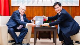 ▲今年三月美國智庫傳統基金會創辦人佛訥(Dr. Edwin Feulner)近日訪台，林佳龍接待。（圖／翻攝自林佳龍臉書）