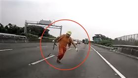 遊覽車司機上國道「打瞌睡」撞飛施工人員