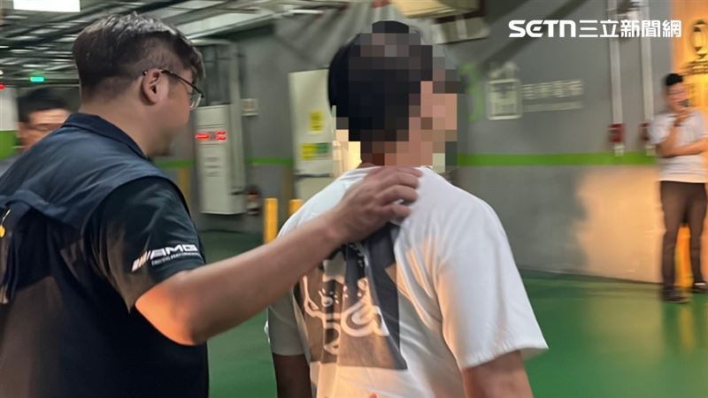 肇事余男面色凝重,憔悴的走進往生室。(圖/記者黃翎瑄攝)