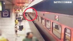 ▲男子在台鐵樹林站攀附自強號列車到板橋站。（圖／翻攝畫面）