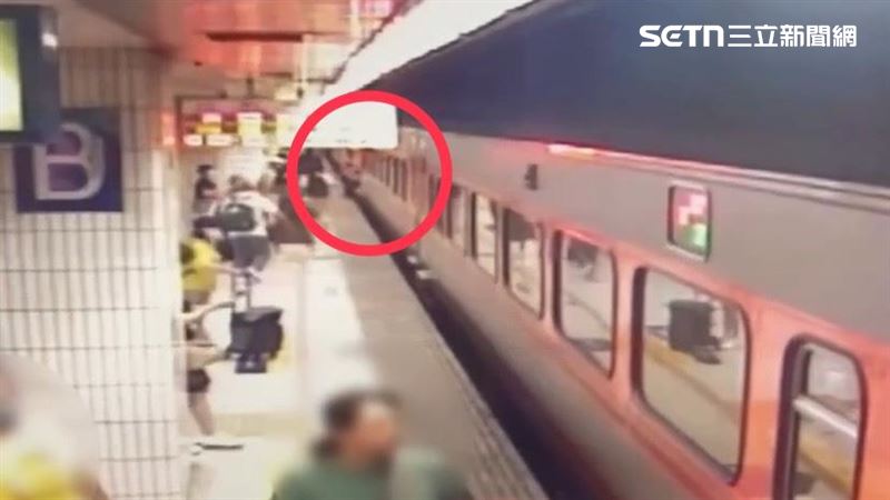 許翁在台鐵樹林站攀附自強號列車到板橋站。(圖/翻攝畫面)