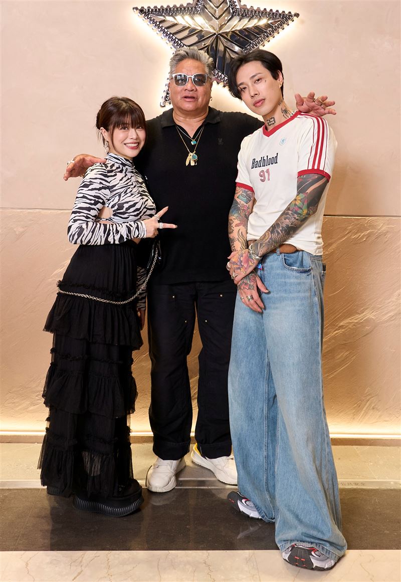 林吟蔚（左起）與Cody Sanderson及金曲得主Marz23姊弟合體。（圖／品牌提供）