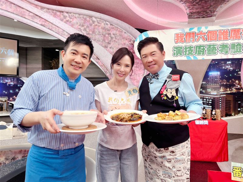 吳秉承、天心、曾國城在《型男大主廚》留下合影。（圖／大愛提供）