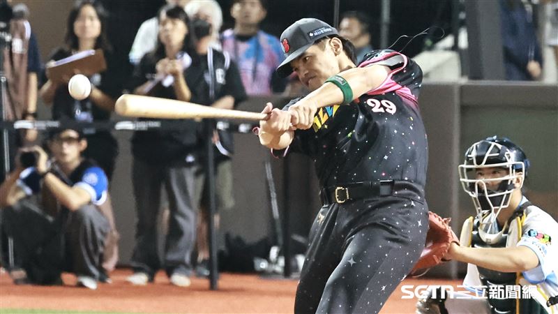 中職36年明星賽「全壘打大賽」,台鋼雄鷹捕手張肇元首輪擊出7轟。(圖/記者劉彥池攝影)