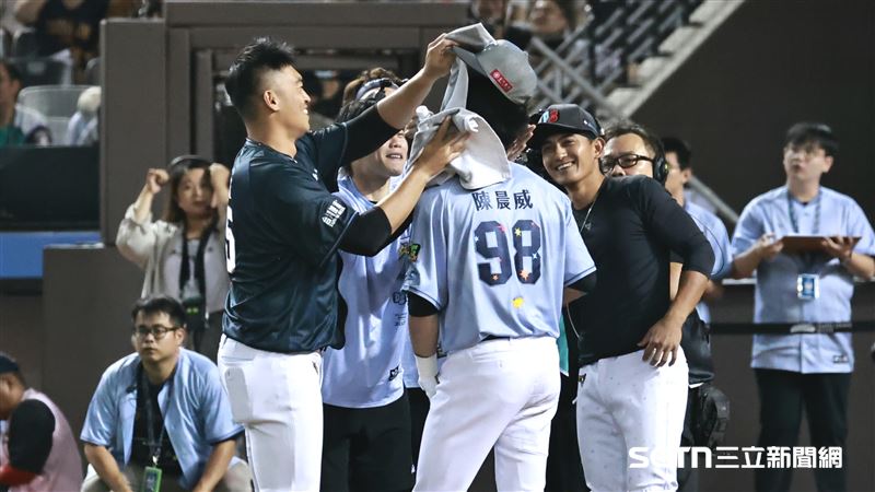 中職36年明星賽「全壘打大賽」,樂天桃猿外野手陳晨威首輪擊出6轟。(圖/記者劉彥池攝影)