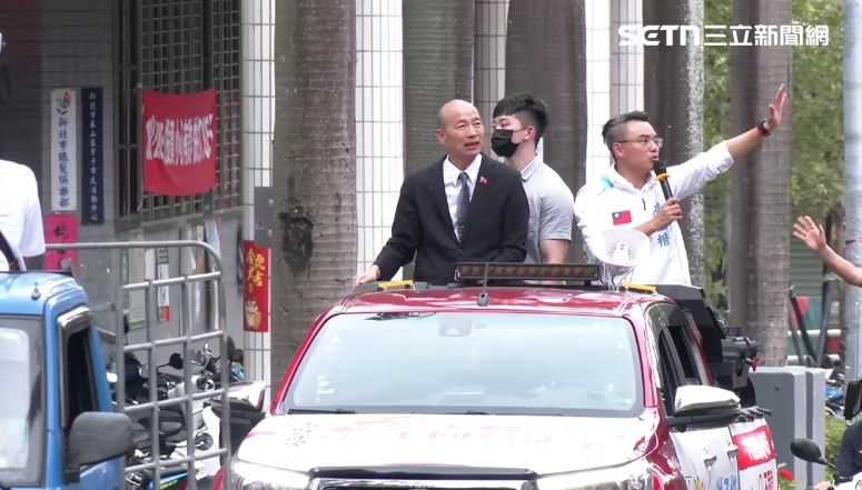 韓國瑜下午趕到新北泰山陪洪孟楷車掃。（圖／翻攝畫面）