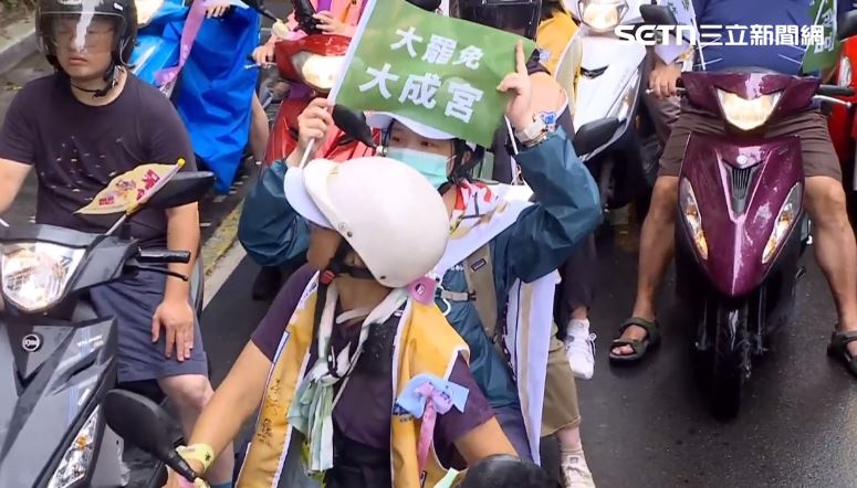 有民眾舉起綠色的「大罷免大成宮」旗幟。(圖/翻攝畫面)