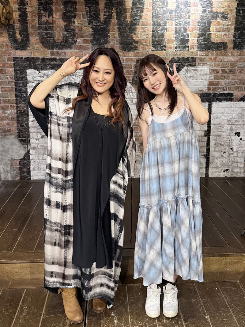家家（左）驚喜與文慧如（右）夢幻聯動，首度同框合唱新歌〈再見那個誰〉。（圖／相信音樂提供）