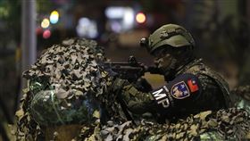 ▲外媒曝，若台灣發生戰爭日本礙於外交與憲法，恐難以合法派遣部隊協助撤僑。（圖／美聯社／達志影像）