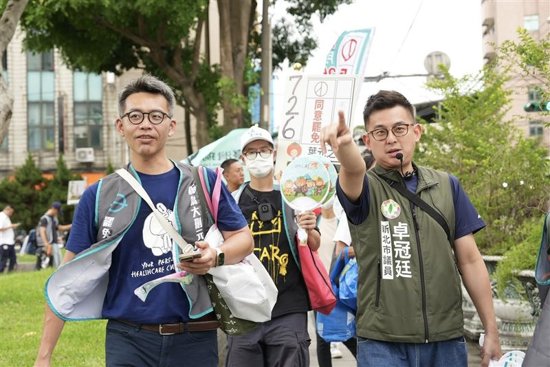 民進黨新北市議員卓冠廷直言,葉元之既然繼續用戲謔態度面對質疑,大家就全力以赴,罷掉爛委。(圖/翻攝自卓冠廷臉書)