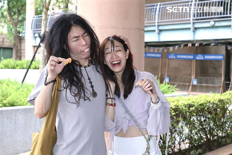 瑋哥(左)表示會代替鄧佳華照顧簡簡,笑說自己是「撿瑋刀」。(圖/記者鄭孟晃攝影)