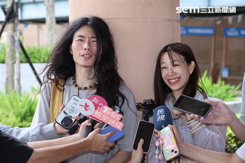 瑋哥(左)和鄧佳華前女友簡簡同框受訪。(圖/記者鄭孟晃攝影)