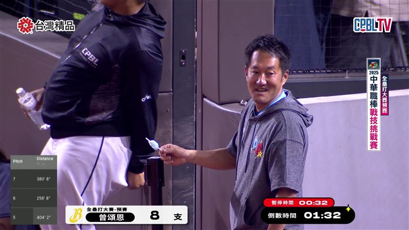 中信兄弟曾頌恩全壘打大賽,總教練平野惠一送上吃一半的冰棒。(圖/翻攝自CPBLTV)