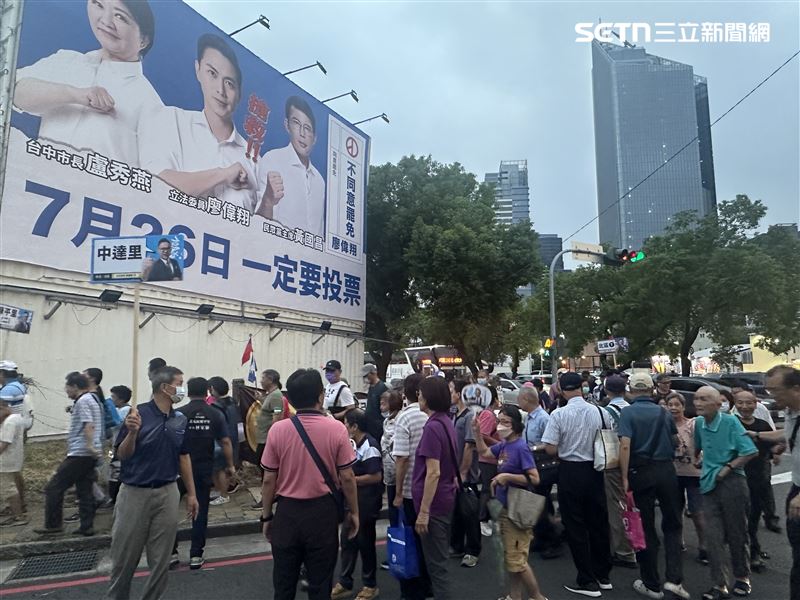 台中市長盧秀燕領軍舉辦 「台中再贏一次」造勢大會,力挺遭罷免的國民黨立委廖偉翔、羅廷瑋、黃健豪等人。(圖/翻攝畫面)
