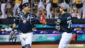 ▲中職36年明星賽，台灣隊投手郭俊麟和捕手戴培峰擊掌。（圖／記者劉彥池攝影）