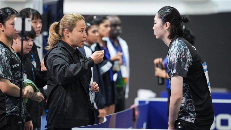 台灣世大運女子桌球代表隊簡彤娟遭遇苦戰，教練林佳慧暫停時叮嚀。（圖／大專體總提供）