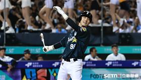▲中職36年明星賽，台灣隊左外野手陳晨威安打送回岳東華追平比數。（圖／記者劉彥池攝影）