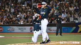 ▲中職36年明星賽，台灣隊5局下換投，郭俊麟單膝下跪和陳冠宇求婚。（圖／記者劉彥池攝影）