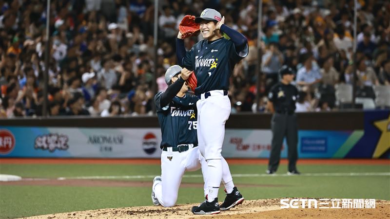 中職36年明星賽,台灣隊5局下換投,郭俊麟單膝下跪和陳冠宇求婚。(圖/記者劉彥池攝影)