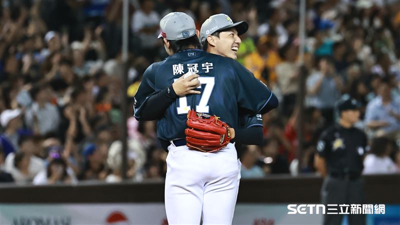 中職36年明星賽,台灣隊5局下換投,郭俊麟單膝下跪和陳冠宇求婚。(圖/記者劉彥池攝影)