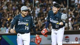 ▲中職36年明星賽，台灣隊5局下換投，郭俊麟單膝下跪和陳冠宇求婚。（圖／記者劉彥池攝影）