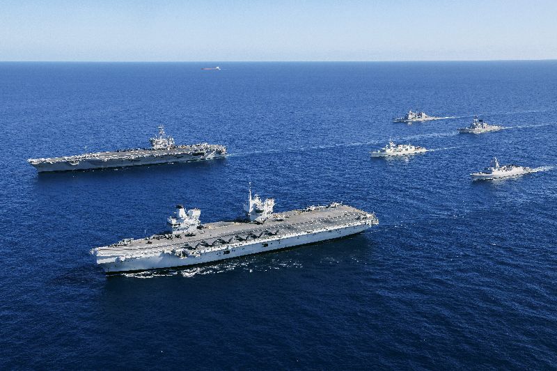 由英國「威爾斯親王號」（左前）和美國「喬治華盛頓號」（左後）航空母艦率領的打擊群，日前聯合澳洲、挪威、加拿大軍艦，在帝汶海展示「雙航艦」打擊群操演陣容，展現對印太區域的安全承諾。（英國海軍提供）