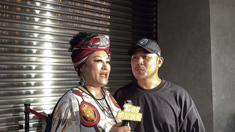 原住民歌手紀曉君近年來與老公在台東擺攤賣燒酒雞，今現身北流外擺攤。（圖／讀者提供）