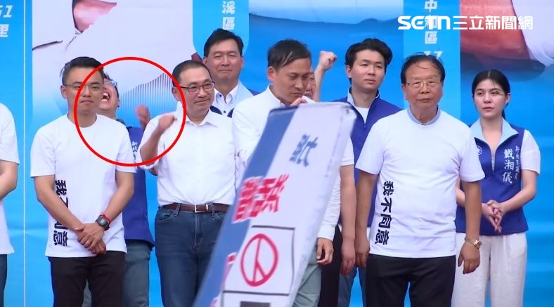 葉元之激動講述被阿桑吐口水,藍議員王威元忍不住笑翻了。(圖/翻攝畫面)