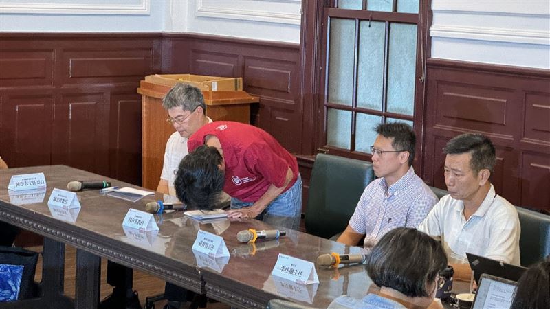 周台英（紅衣者）昨在校方陪同下開記者會公開道歉。（圖／翻攝畫面）