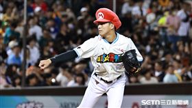 ▲中職36年明星賽，明星隊投手張誠恩戴瑪利歐頭套上場練投。（圖／記者劉彥池攝影）