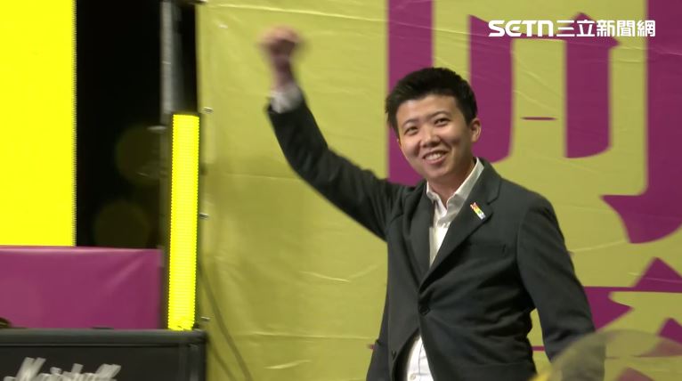 苗博雅與觀眾打招呼。(圖/翻攝畫面)