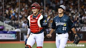 ▲中職36年明星賽，台灣隊捕手蔣少宏和投手呂詠臻手牽手。（圖／記者劉彥池攝影）