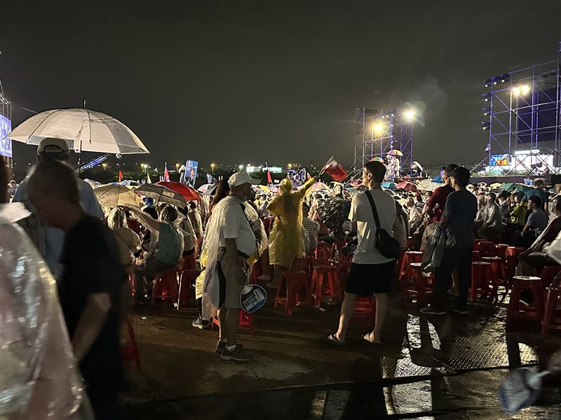現場許多支持者先撤離,空下不少空位。(圖/記者林意筑攝)