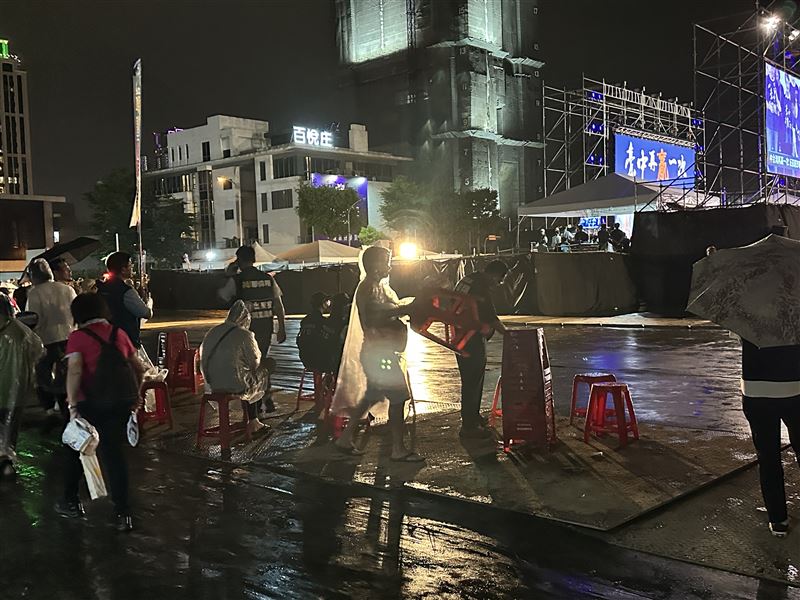 工作人員將塑膠椅收起。(圖/記者林意筑攝)