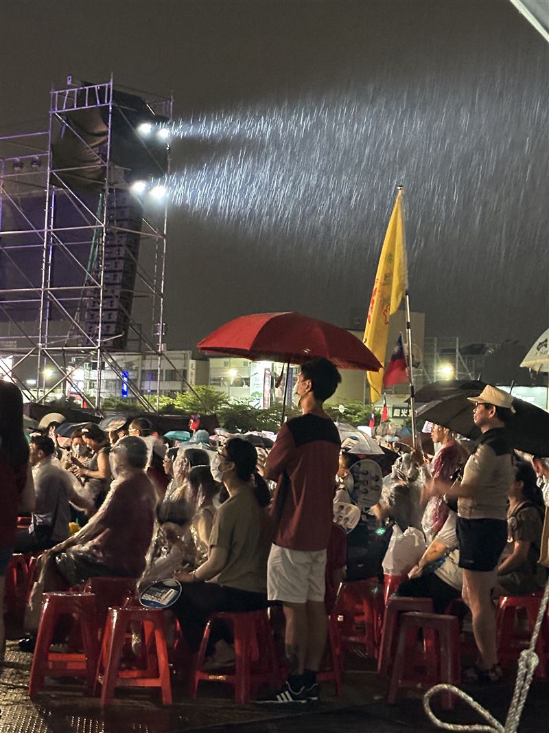 「台中再贏一次」造勢大會現場下起大雨。(圖/記者林意筑攝)