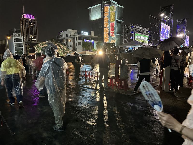 現場許多支持者先撤離,空下不少空位。(圖/記者林意筑攝)