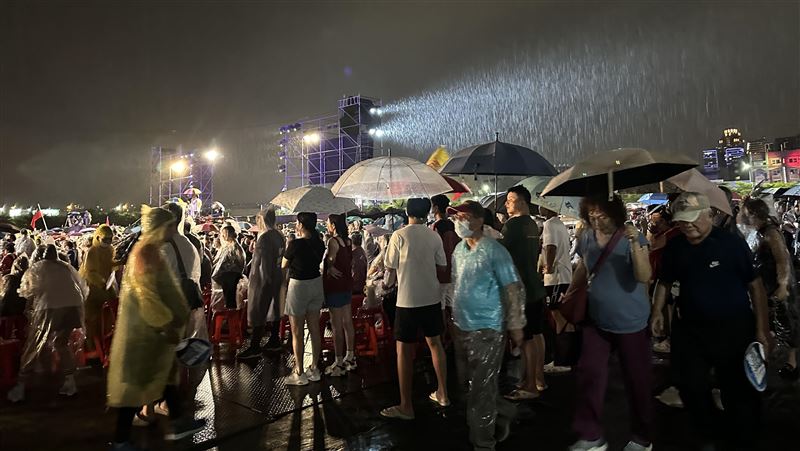 台中反罷造勢暴雨！支持者大撤退撐傘離場