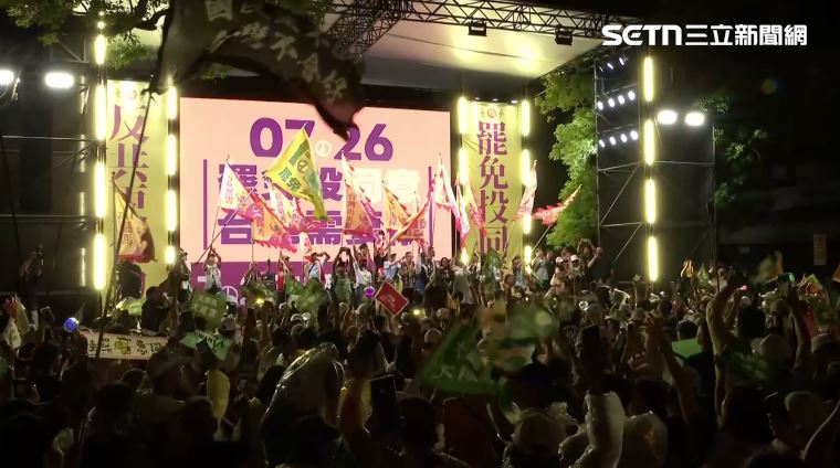 罷團在活動尾聲搖旗，拉抬士氣。（圖／翻攝畫面）